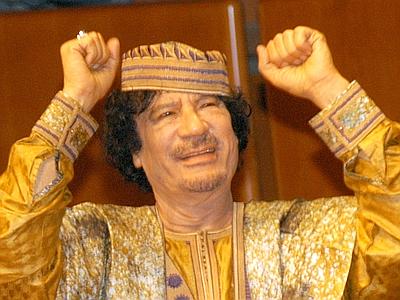 Gheddafi a braccia alzate in segno di vittoria